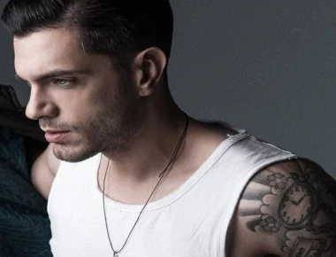 Πέταξαν σουτιέν στο Μύρωνα Στρατή- «Τα τυχερά της δουλειάς» (βίντεο)